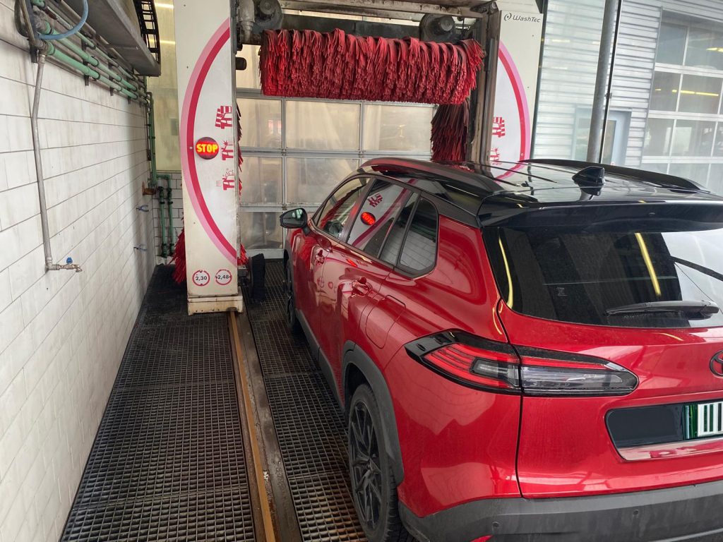 Rotes Auto in der Waschstraße